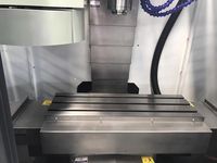 Рабочая зона Huashuo VMC640: стол с тремя Т-пазами, телескопические щитки, кожух магазина слева