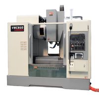 Huashuo VMC850 с открытыми дверями рабочей зоны: стол, шпиндель, пульт управления