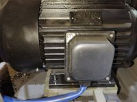 Главный электродвигатель токарного станка SMTCL мощностью 7,5 кВт на опорной плите
