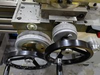 Фартук токарного станка SMTCL: маховики продольной и поперечной подачи с лимбами, шкала поворота верхних салазок