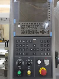 Пульт ЧПУ Fanuc на токарном станке SMTCL: экран, клавиатура ввода и панель станка с переключателями и кнопкой аварийного останова