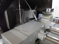 Суппорт токарного станка SMTCL с защитными кожухами направляющих; за ним задняя бабка и револьверная головка