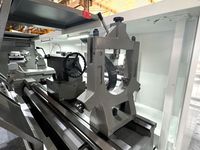 Роликовый люнет и задняя бабка с маховиком на направляющих токарного станка SMTCL