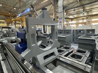 Неподвижный люнет токарно-винторезного станка SMTCL CW на направляющих станины, за ним синяя задняя бабка