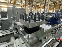 Четырёхпозиционный резцедержатель на суппорте токарно-винторезного станка SMTCL CW, слева подвижный люнет, справа задняя бабка