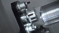 Шпиндель горизонтального центра SMTCL HMC крупно: торец с приводными шпонками и деталь на угольнике-приспособлении
