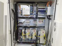 Электрошкаф токарного станка SMTCL iT изнутри: блок сервоприводов, автоматические выключатели и клеммные колодки