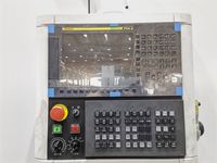 Пульт ЧПУ Fanuc: экран, клавиатура, аварийная кнопка и панель управления станком