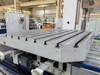 Поворотный стол станка PBC с Т-пазами и центральным отверстием, под столом направляющие и серводвигатель
