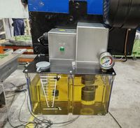 Станция смазки горизонтально-расточного станка SMTCL TPX: прозрачный бак, насос, манометр, индикатор питания