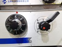 Коробка подач токарного станка SMTCL: диск с цифрами от 1 до 8 и рукоятка с буквенной шкалой, выше шкала частот вращения шпинделя