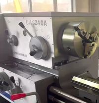 Шпиндельная бабка токарного станка SMTCL CA6240A: рукоятки переключения скоростей, трёхкулачковый патрон