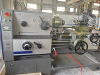 Шпиндельная бабка и коробка подач токарного станка SMTCL CA6250A, справа суппорт с резцедержателем