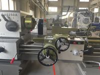 Фартук с двумя маховиками и суппорт токарного станка SMTCL CA6250A, слева шпиндельная бабка с патроном