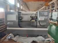 Токарный станок SMTCL CAK4085, вид спереди с открытой дверью рабочей зоны: патрон, револьверная головка, станина