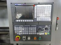 Стойка ЧПУ GSK 980TDi на токарном станке SMTCL: экран, клавиатура ввода, панель станка с потенциометрами и кнопкой аварийного останова