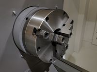 Трёхкулачковый ручной патрон на шпинделе токарного станка SMTCL