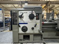 Шпиндельная бабка токарно-винторезного станка SMTCL CW6163B: панель с рукоятками, лимб частот вращения, кнопки управления
