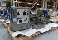 Токарно-винторезный станок SMTCL CW6180B, вид три четверти спереди слева: шпиндельная бабка, фартук, суппорт с резцедержателем