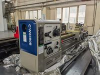Шпиндельная бабка токарно-винторезного станка SMTCL CW6180B, вид слева: рукоятки скоростей и подач, коробка подач, суппорт с резцедержателем