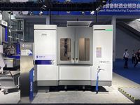 Горизонтальный обрабатывающий центр HMC63Q, вид спереди: двухстворчатая дверь с окнами рабочей зоны и пневмопистолет на боковой стенке
