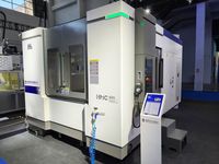 Горизонтальный обрабатывающий центр SMTCL HMC63Q, вид три четверти: двери рабочей зоны, пульт ЧПУ с маховичком и ступени оператора