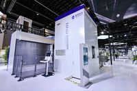 Пятиосевой обрабатывающий центр SMTCL HMU200400PF с параллельной кинематикой, вид три четверти: белый кожух станка с обозначением модели