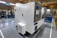 Токарный станок SMTCL iT35, вид 3/4: торцевая стенка со шкафом управления и двойной дверью, дверь рабочей зоны и пульт ЧПУ