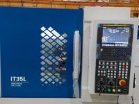 Пульт ЧПУ Fanuc 0i-TF Plus на синей панели двери рабочей зоны токарного станка SMTCL iT35L