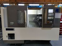 Токарный станок SMTCL iT50 в цеху завода, вид спереди: дверь рабочей зоны и пульт ЧПУ GSK