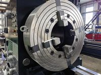 Четырёхкулачковый патрон трубонарезного станка SMTCL с большим проходным отверстием шпинделя, слева панель управления
