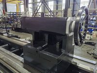 Задняя бабка трубонарезного станка SMTCL: литой корпус, маховик подачи пиноли с лимбом, два крепёжных болта
