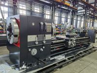 Трубонарезной токарный станок SMTCL S1-262A в цеху, вид в три четверти: передняя бабка с патроном, суппорт и задняя бабка на длинной станине