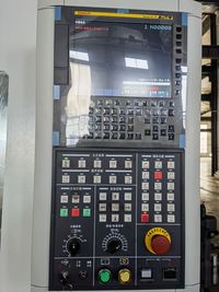 Пульт станка SMTCL: экран и клавиатура системы Fanuc 0i-TF Plus, ниже панель управления