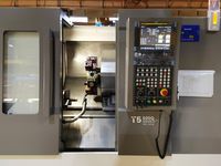 Пульт ЧПУ Fanuc 0i-TF Plus токарного станка SMTCL T5-500Q крупно, слева рабочая зона с револьверной головкой