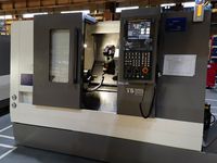 Рабочая зона токарного станка SMTCL T5-500Q с открытой дверью: патрон, револьверная головка на суппорте и пульт ЧПУ