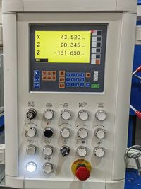 Подвесной пульт горизонтально-расточного станка SMTCL TPX: экран цифровой индикации, клавиши, кнопки управления, аварийный останов