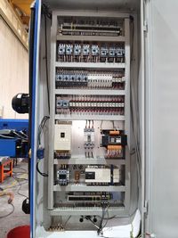 Открытый электрошкаф горизонтально-расточного станка SMTCL TPX: контакторы, автоматы, реле, программируемый контроллер, клеммники