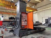 Колонна горизонтально-расточного станка SMTCL TPX с открытым электрошкафом, на станине двигатель, стол с Т-пазами справа