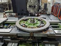 Поворотный стол горизонтально-расточного станка SMTCL TPX со снятой верхней плитой: венец, зажимные цилиндры, шестерня привода поворота