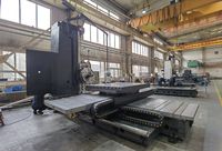Горизонтально-расточной станок SMTCL TPX в чёрной окраске, вид три четверти: поворотный стол на салазках, колонна с планшайбой, кабельные цепи
