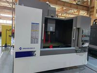 SMTCL VMC1100Q в цеху завода, вид спереди слева: дверь рабочей зоны открыта, справа пульт Fanuc