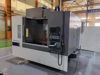 Обрабатывающий центр SMTCL VMC1100Q в цеху завода, вид три четверти справа, дверь рабочей зоны открыта