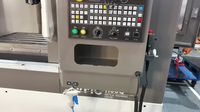 Пульт станка SMTCL VMC1100Q: кнопки режимов, осей и магазина, корректоры подачи и оборотов шпинделя, выносной маховичок