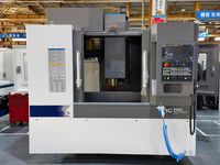 Обрабатывающий центр SMTCL VMC850Q в цеху завода, вид спереди, двери рабочей зоны открыты