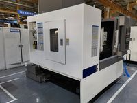 SMTCL VMC850Q в цеху завода, вид три четверти спереди слева: дверь обслуживания, пневмоблок, станция смазки