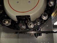 Нижняя часть дискового магазина: гнёзда с оправками BT40 и рука смены инструмента