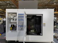 SMTCL VMC850Q слева: открыта боковая дверь рабочей зоны, видны магазин, шпиндель и торец стола