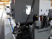 SMTCL VMC850Q справа-сзади: станок с опциями завода - подъёмный транспортёр стружки, станция СОЖ с фильтрами, гидростанция