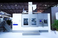 Вертикальный токарно-фрезерный центр SMTCL VTC160100Hm, вид спереди: портал, двери с окнами, пульт справа, стружечный конвейер слева